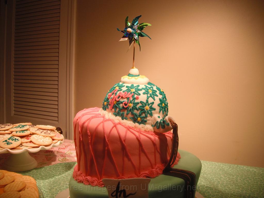 DSCF7466.JPG - Very beautiful and "SWEET" cake. Frankly speaking, it's too sweet for me.